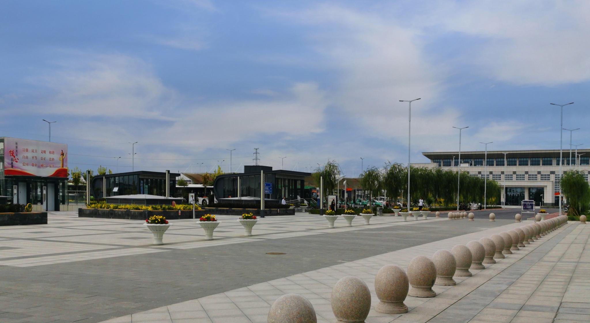 宁夏吴忠高铁站广场挺漂亮的