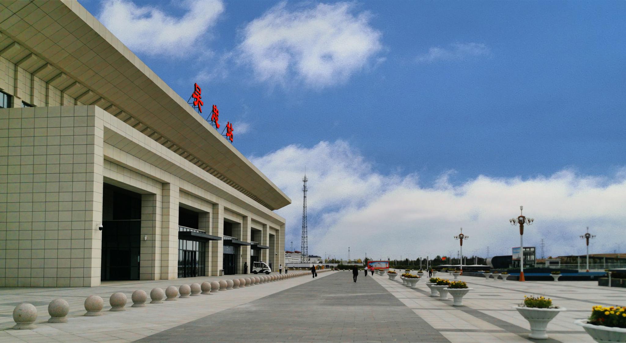 宁夏吴忠高铁站广场挺漂亮的