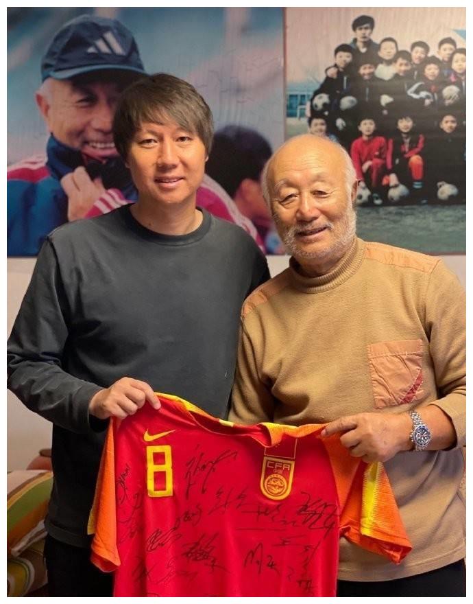 国足主教练李铁给恩师拜年 送国家队全队签名的8号球衣！