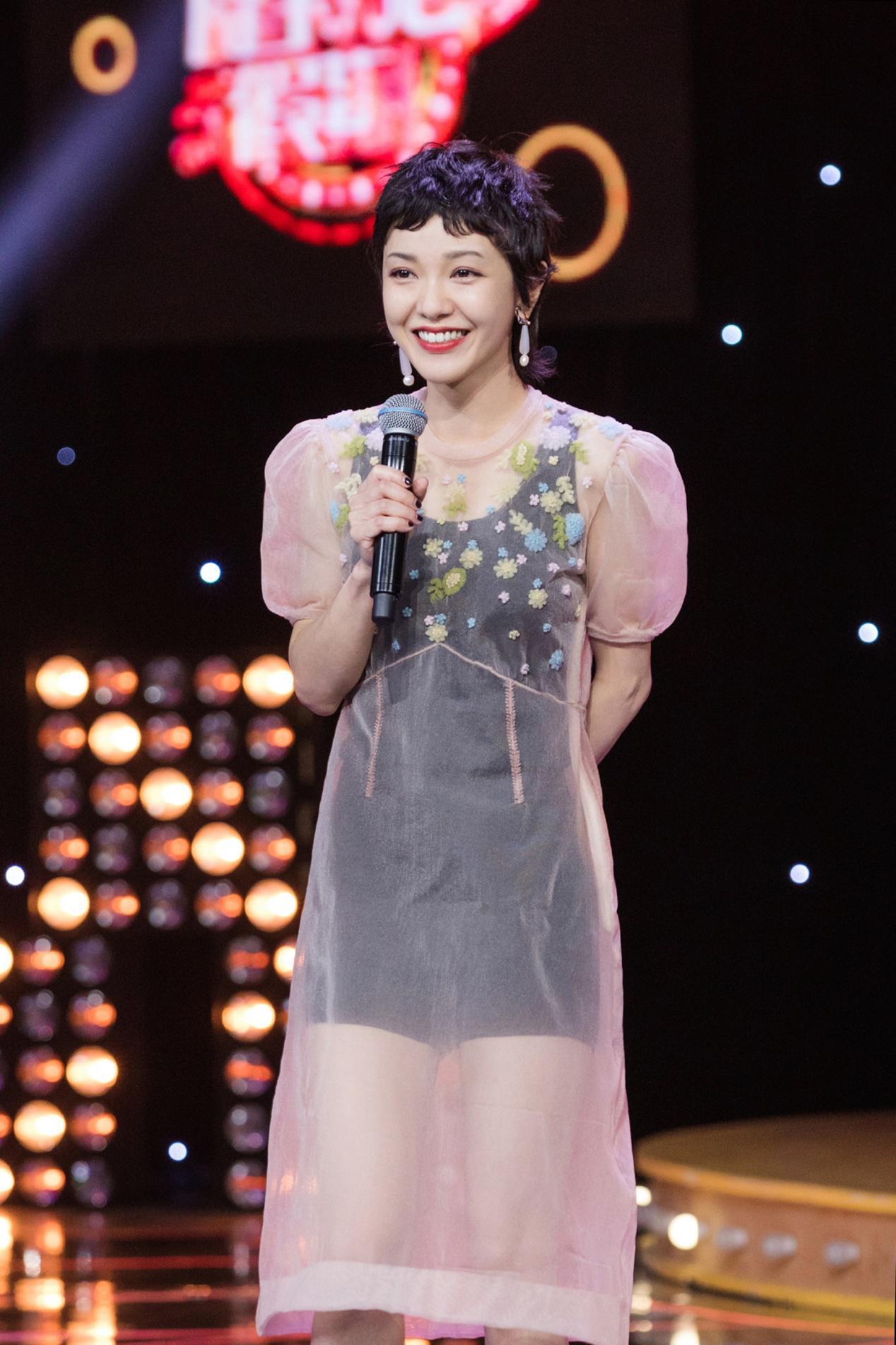 郭采洁真个性干练短发搭配粉色连衣裙时尚减龄还有点仙气