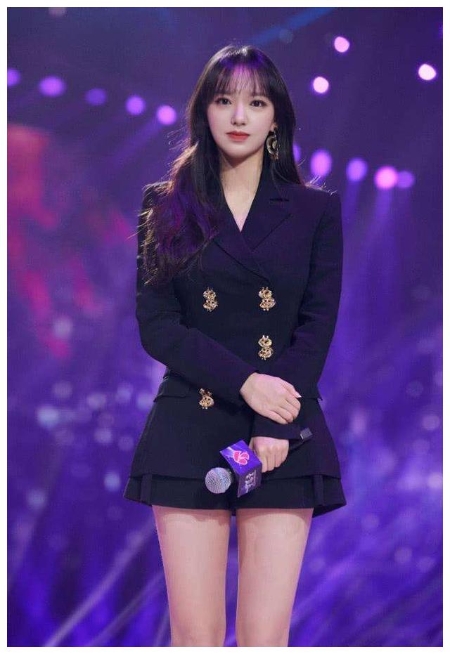 《唐人街探案3》,在片中饰演侦探小分队的成员陆菁菁,是宇宙少女成员