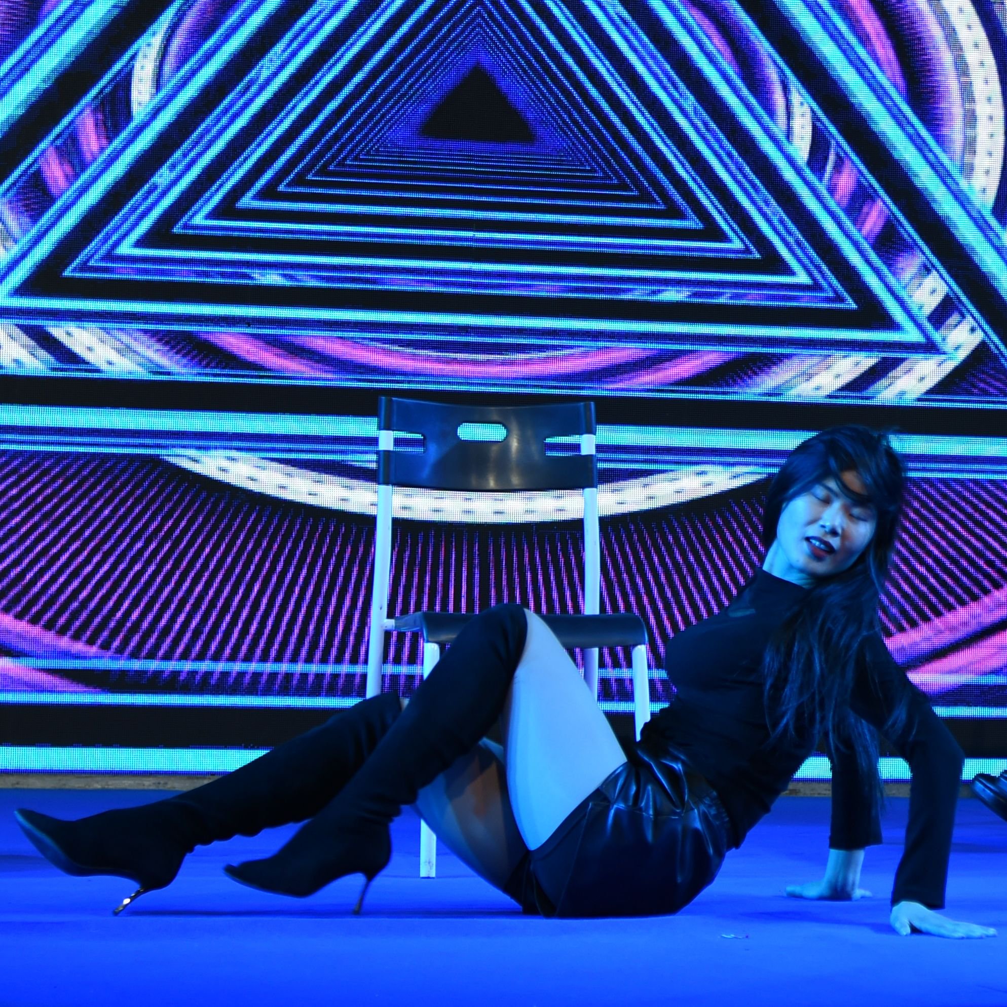 襄阳美女爵士舞的几个动作4