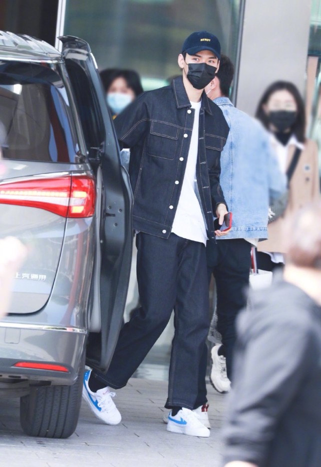 龚俊一身牛仔装去上班,年轻更潮流个性,脚上的回力鞋格外显眼!