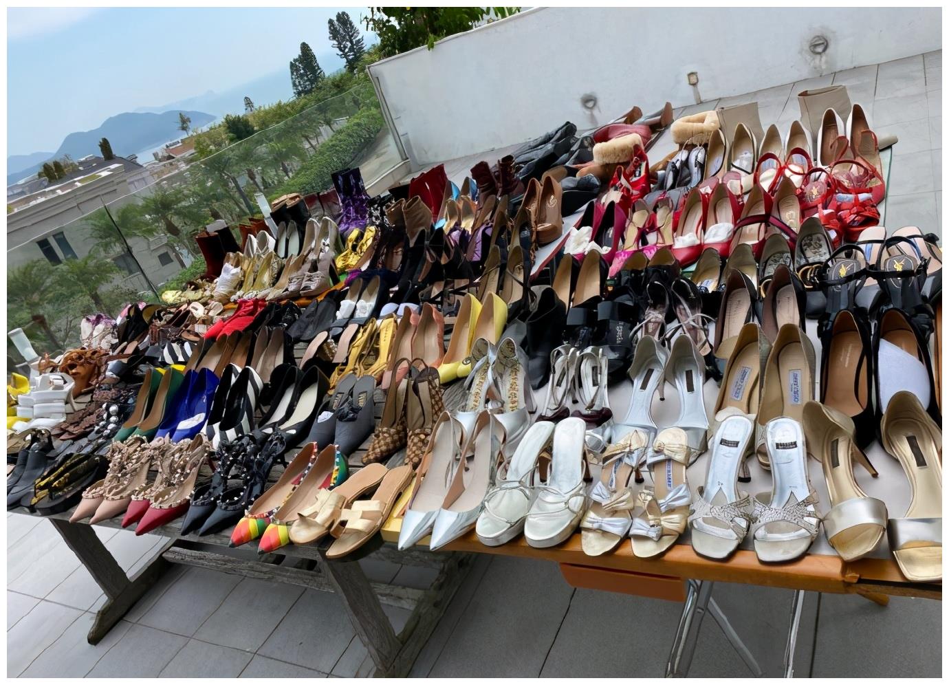 不过,摆放鞋子的桌子有点太残旧了,陈列也不是太整齐,乍一看有点像在