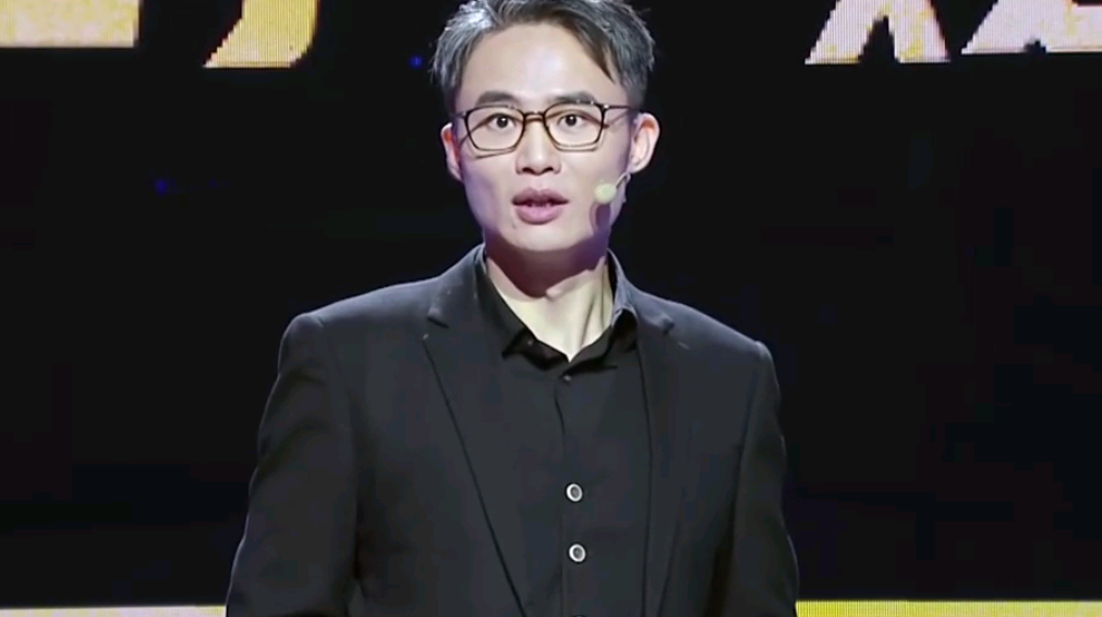 周玄毅两句自我介绍不小心透露他已取代陈铭别说还真有两把刷子