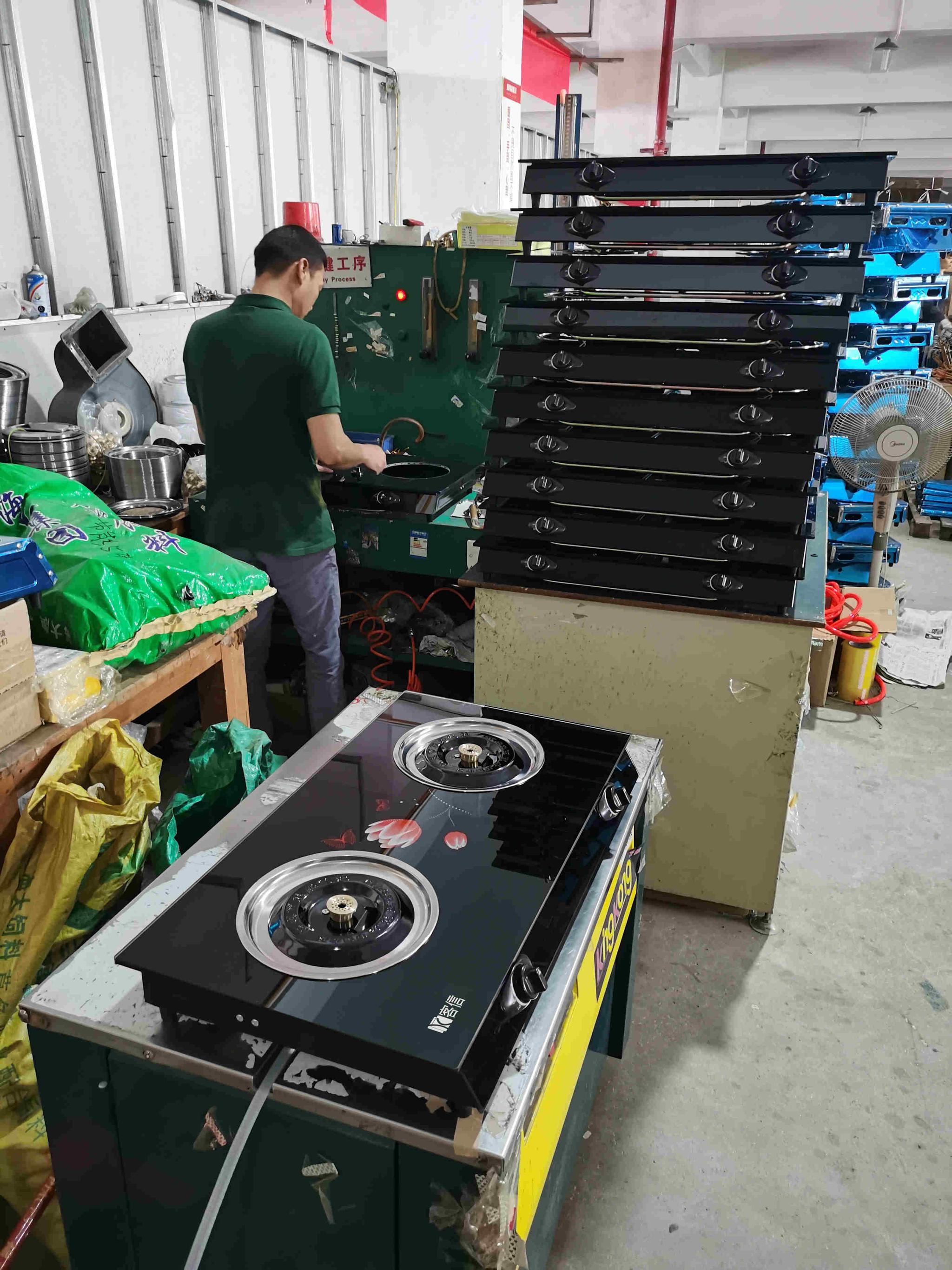 来瞧瞧,燃气灶生产中的现场,看看灶具内部样子是怎样的