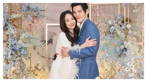 女儿百日宴,郭碧婷向佐同框,小公主长相可人!__财经头条