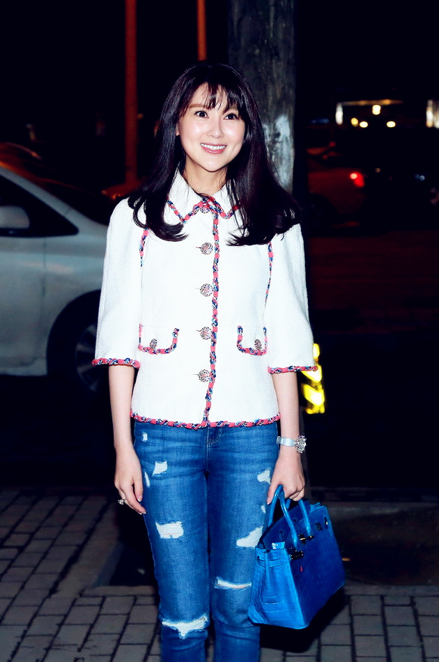 贾跃亭妻子甘薇真会穿无袖上衣配短裙走甜美高贵风妆容好精致