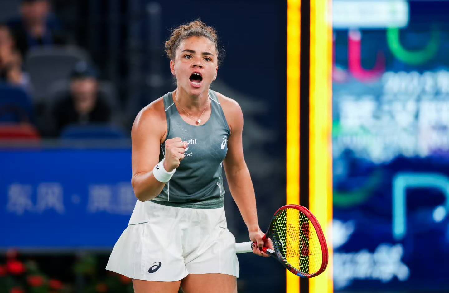 爆大冷斯瓦泰克遭保利尼横扫无缘四强，网友炮轰丝袜像200大球员