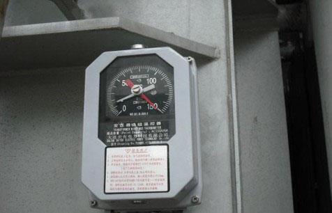 在测量变压器油温的时候需要用到专业的油面温度计,因为这种温度计是