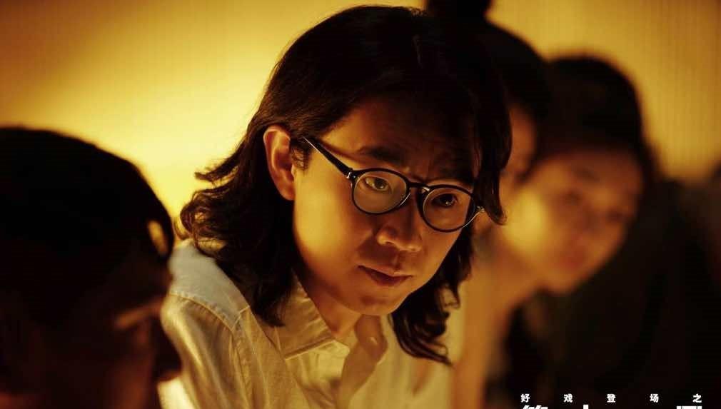 屁哥听不进去,财大气粗的他以20万元的赞助费要求导演胡昆汀(大鹏 饰)