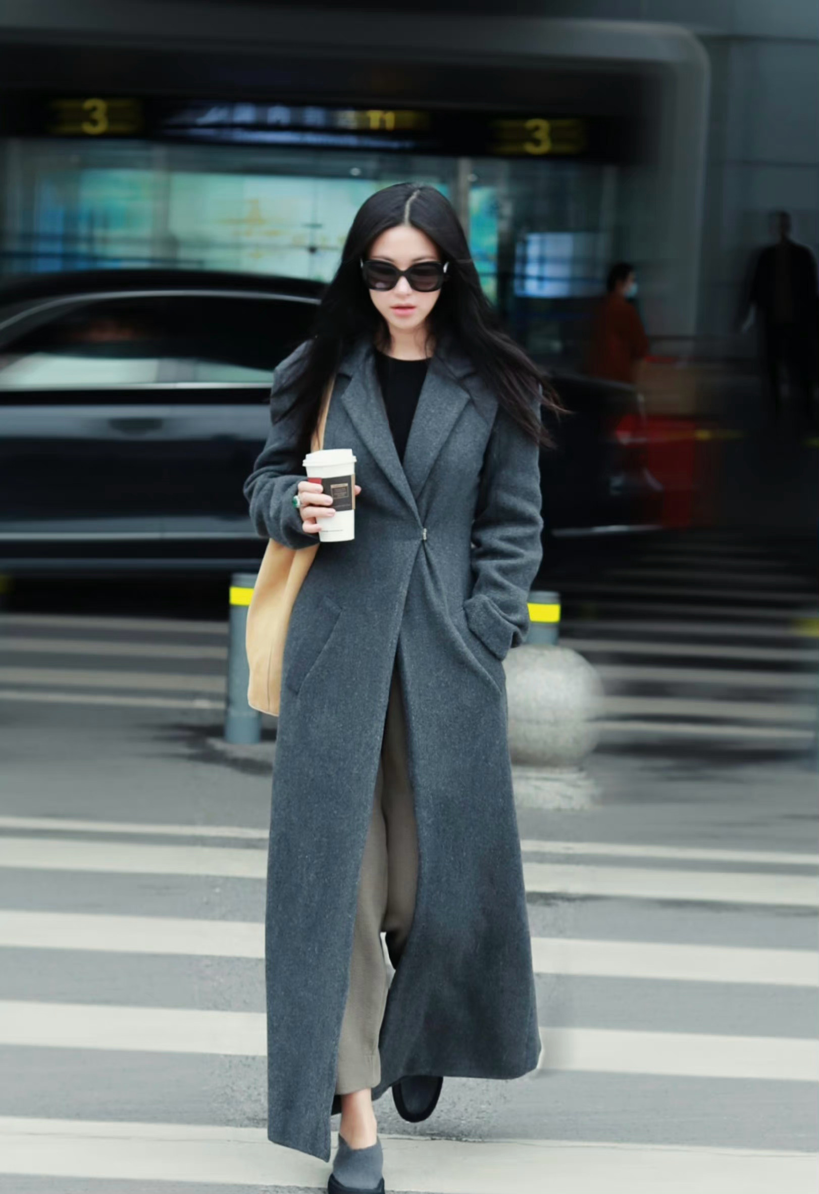 朱珠一身看似低调简洁的穿搭很显她自己独特的穿衣品位