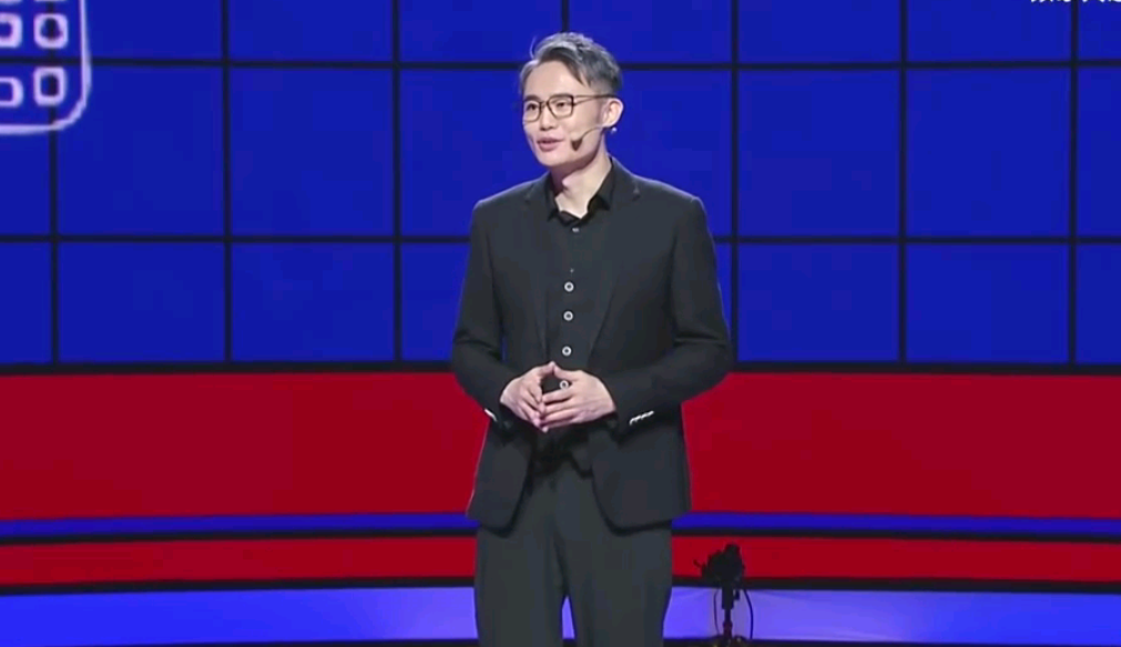 周玄毅两句自我介绍不小心透露他已取代陈铭别说还真有两把刷子