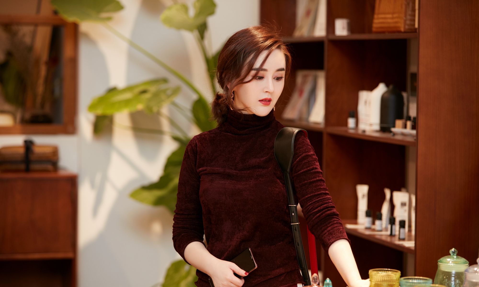 导演刘竞近照,明眸生辉圆形耳坠吸睛_高清图集_新浪网