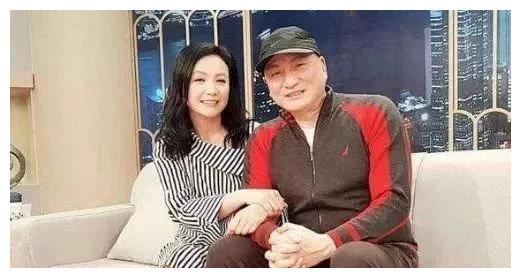 他抛弃相爱8年妻子,娶小25岁娇妻,今61岁为抚养5个孩子仍在奔波