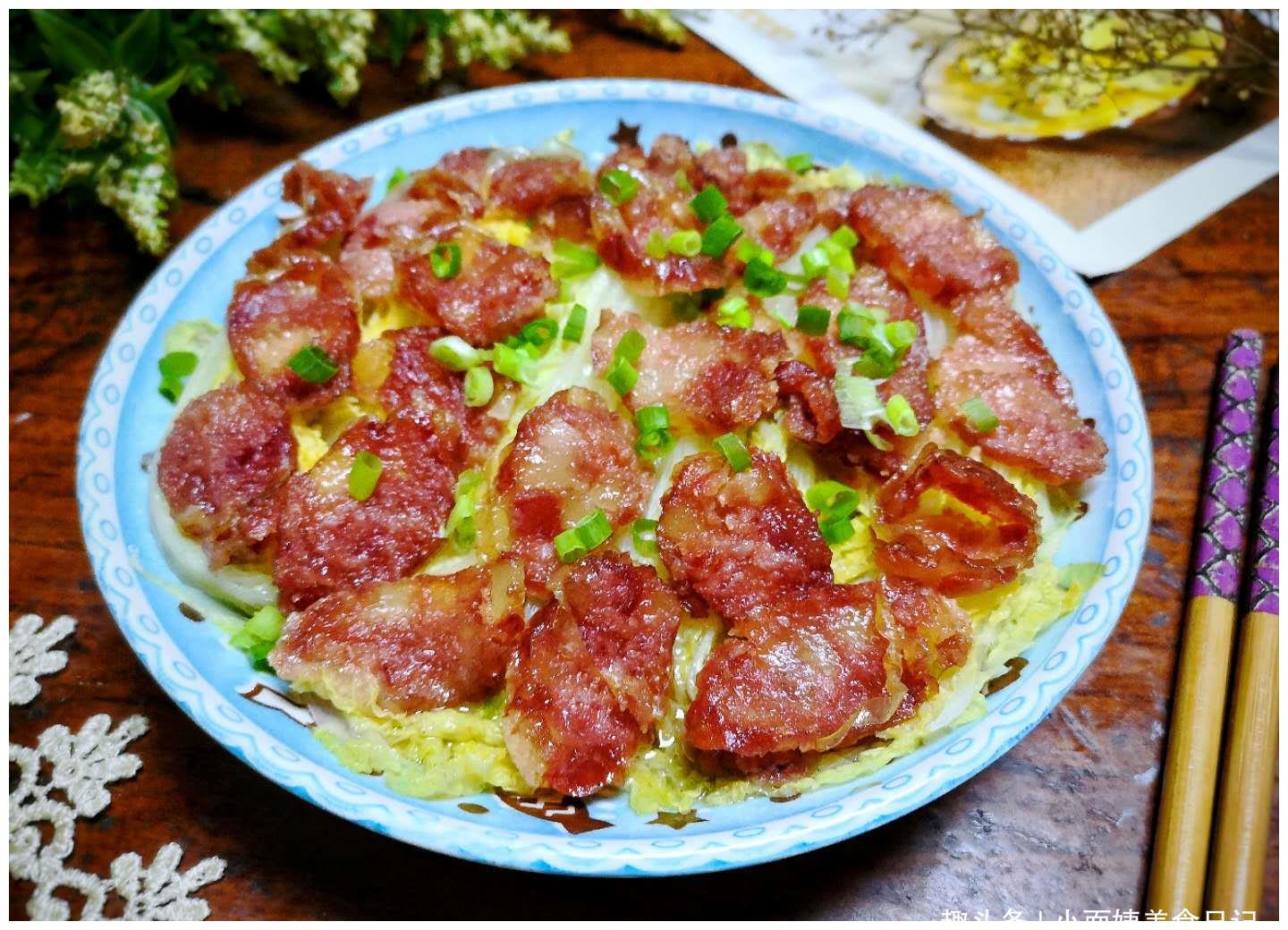 7,白菜的清甜和腊肠的肉香混合一起,美味极了,每次做一盘,上桌就光盘