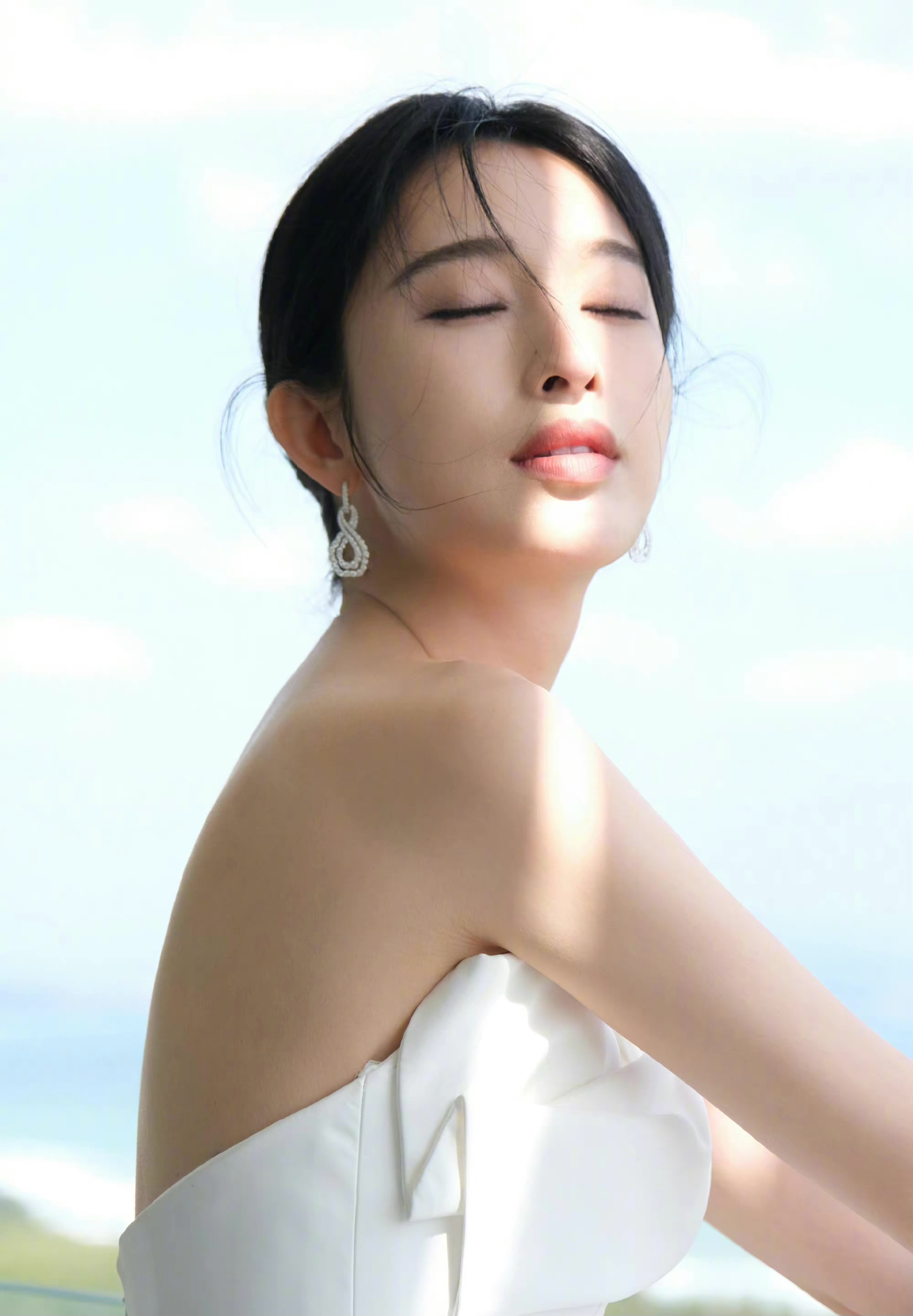 张俪身着抹胸高开叉长裙优雅美丽仪态完美展现好身材