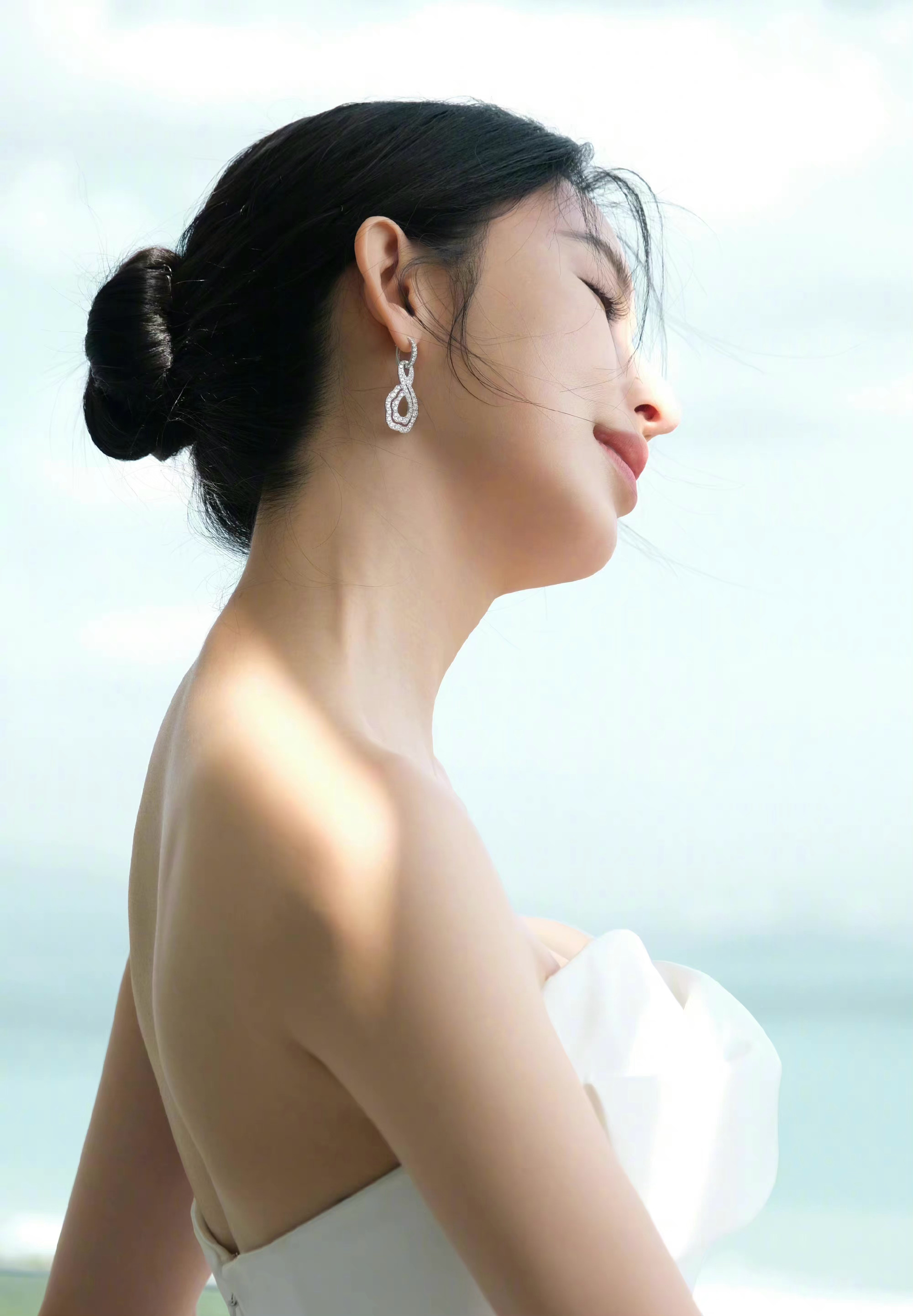 张俪身着抹胸高开叉长裙优雅美丽仪态完美展现好身材