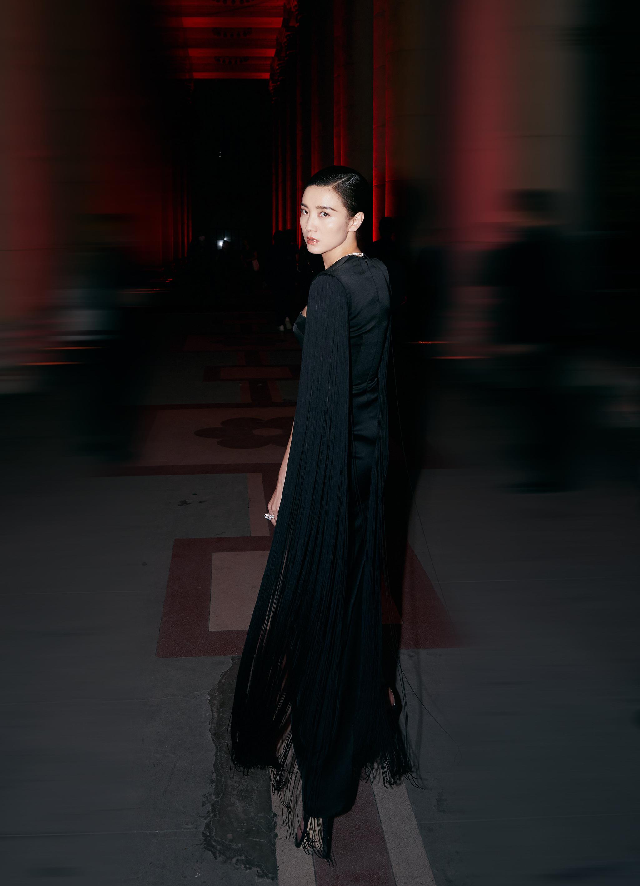 宋佳黑色流苏斗篷裙写真曝光 竹林间上演冷冽性感"回眸杀"