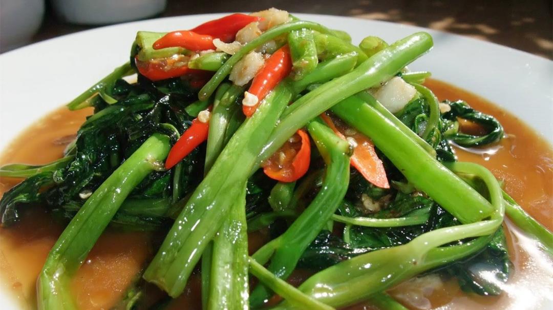 炒空心菜别急着下锅炒,多加一步,出锅后翠绿不发黑