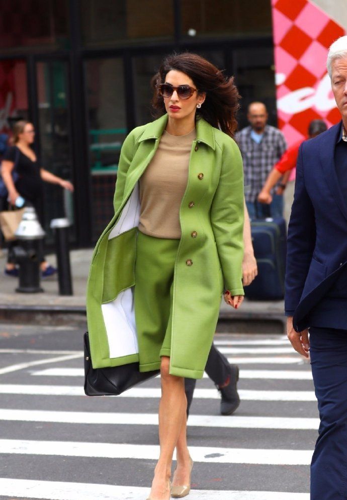 "英国最美女律师"艾莫现身街头,一身绿色裙装吸睛,律师范十足