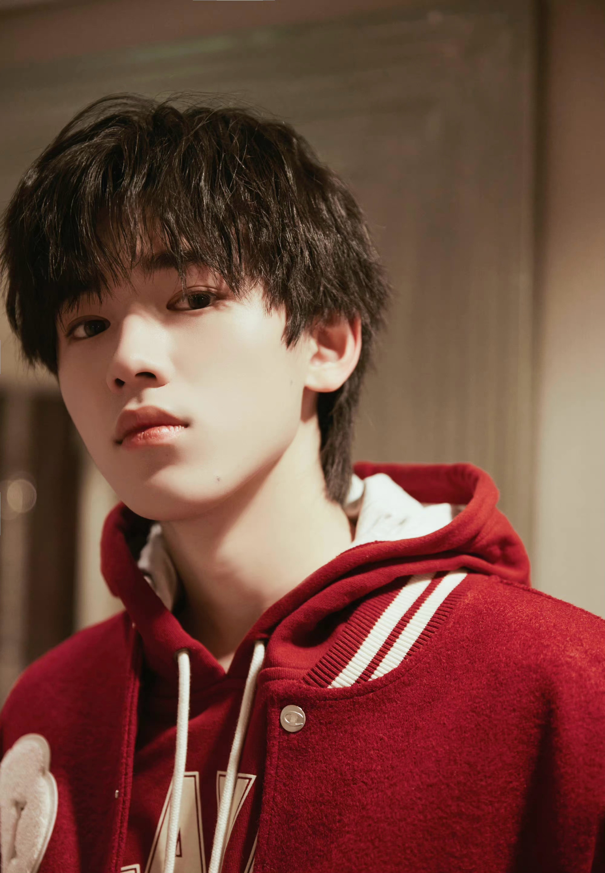 宋亚轩身着红色棒球服,运动风男孩活力满满,新的一年红红火火__财经