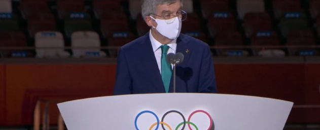 东京奥运会有幺蛾子？东京奥组委主席演讲时，五环中的红环有蛾子休闲区蓝鸢梦想 - Www.slyday.coM