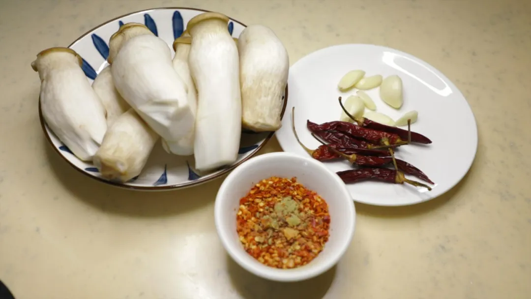 自从学会杏鲍菇的这种做法，再也不撸串了，鲜香麻辣吃一次就上头休闲区蓝鸢梦想 - Www.slyday.coM