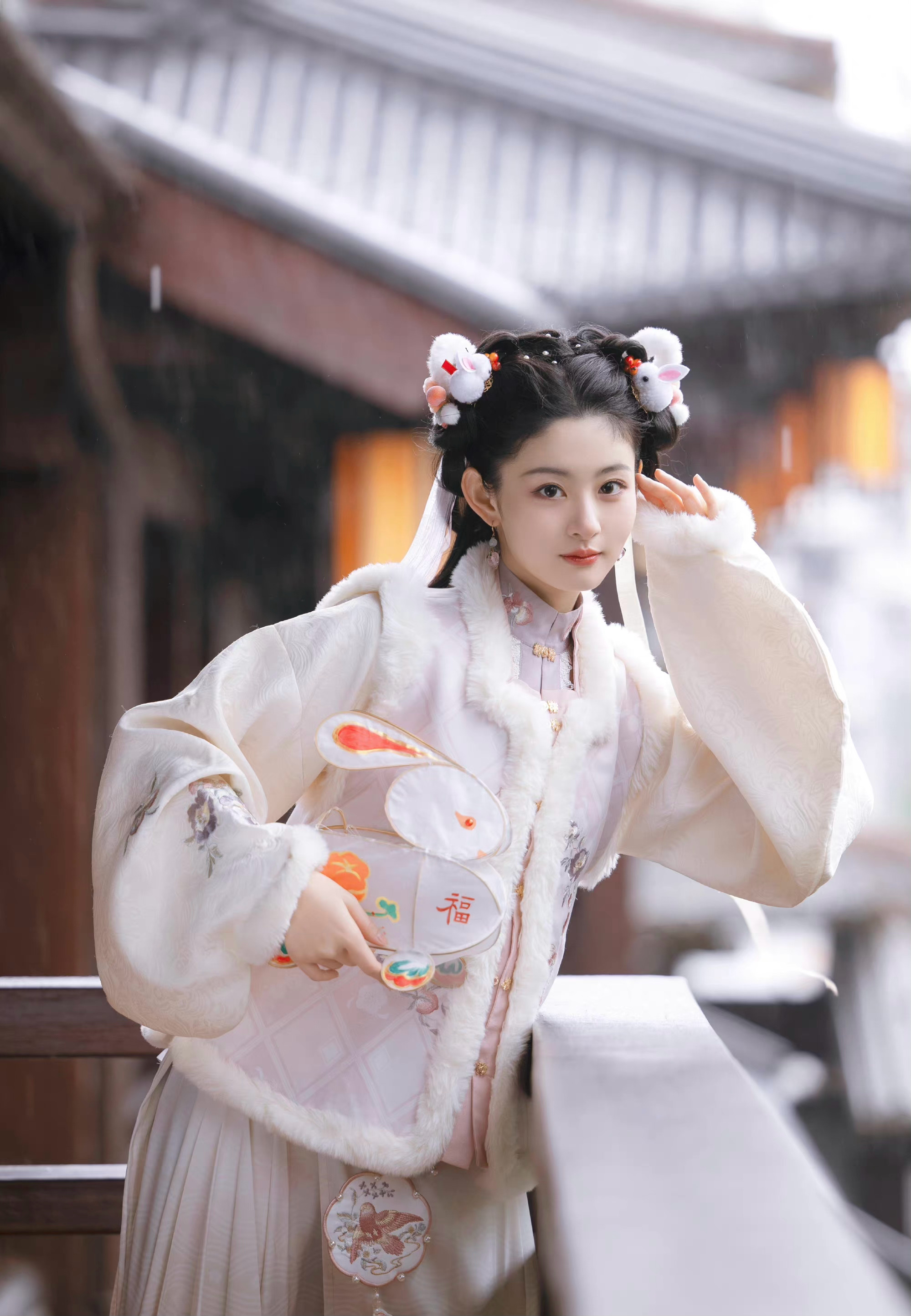 赵晴元宵节国风写真灵动甜美活泼可爱兔子花灯少女感满满