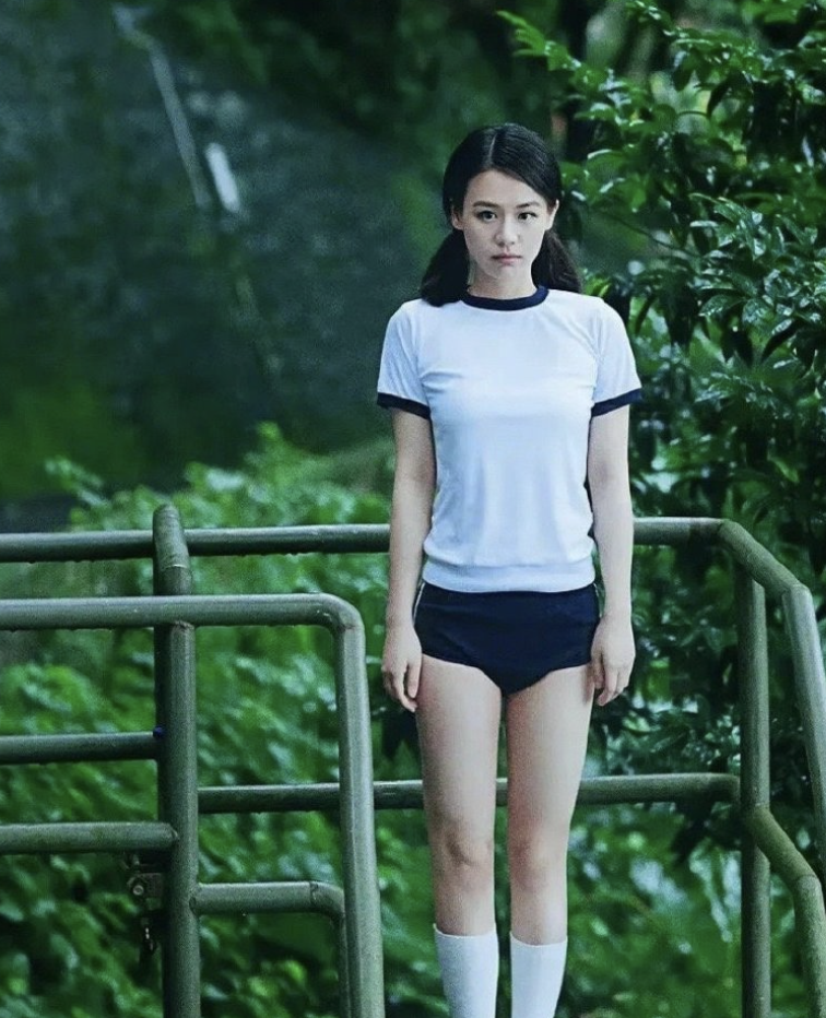 马思纯穿旗袍无修图曝光,蝴蝶臂拜拜肉也难掩高颜值