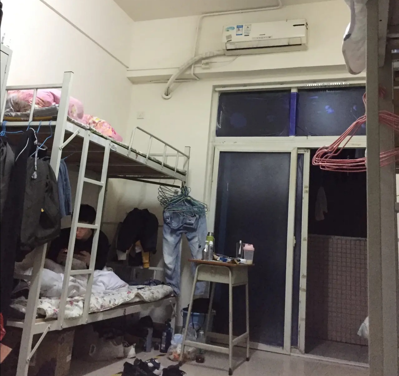 打工仔住集体宿舍的烦恼最怕晚上有人打呼噜打游戏喝酒