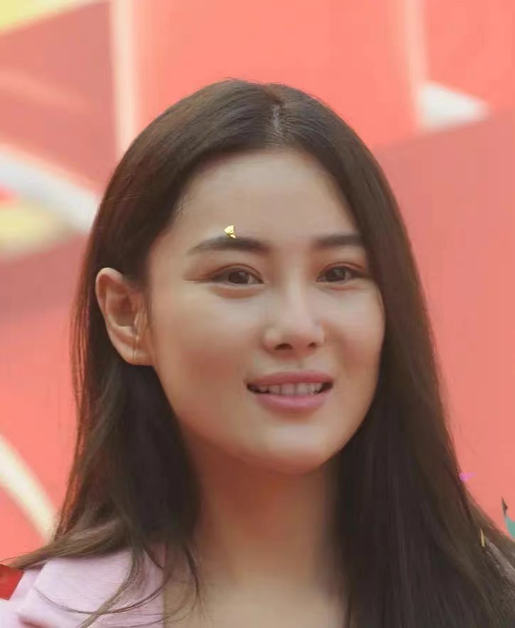 一组张馨予早年的照片在网上曝光,都知道张馨予是演过苏妲己的女演员.