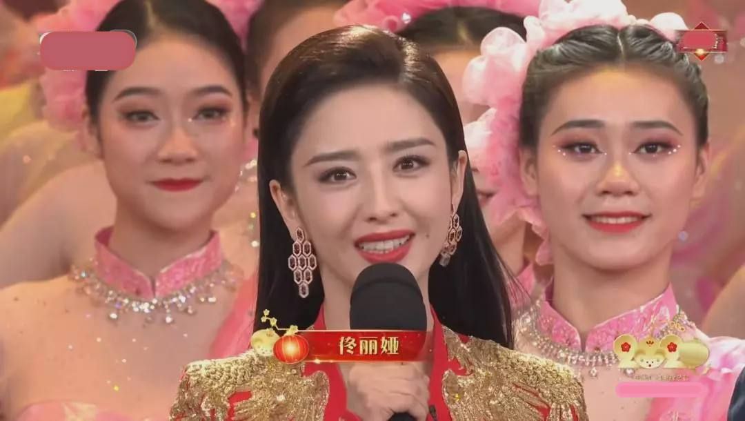 继佟丽娅之后唐嫣主持东方卫视春晚女演员跨界当主持人好养眼