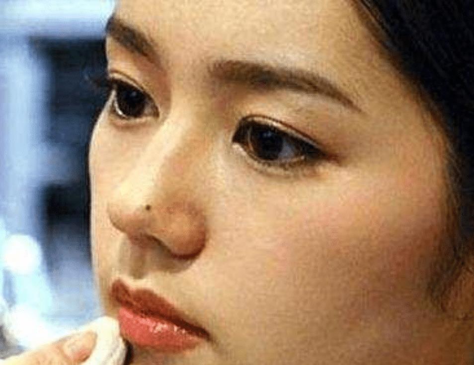 脸上4颗"穷苦"痣,挣钱辛苦,花钱无度,日子越过越穷!