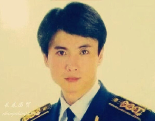 沈腾早年旧照曝光,半露肩膀目光忧郁,酷似歌神张学友