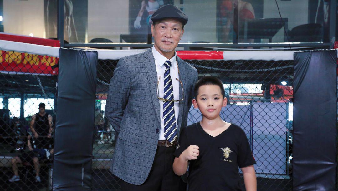 成龙老搭档狄威近况头发花白却精神抖擞曾一拳打断成龙鼻梁