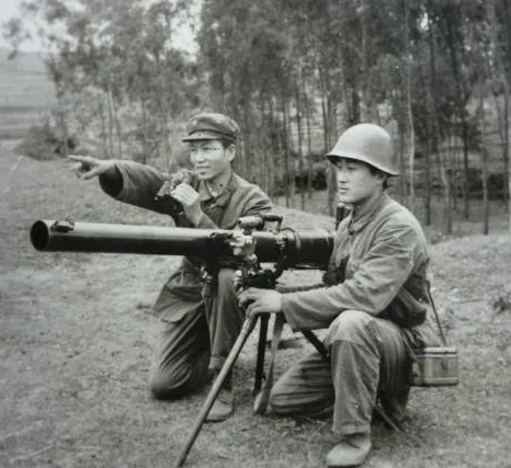 65式82毫米无后坐力炮,炮身重34公斤,炮架重7.