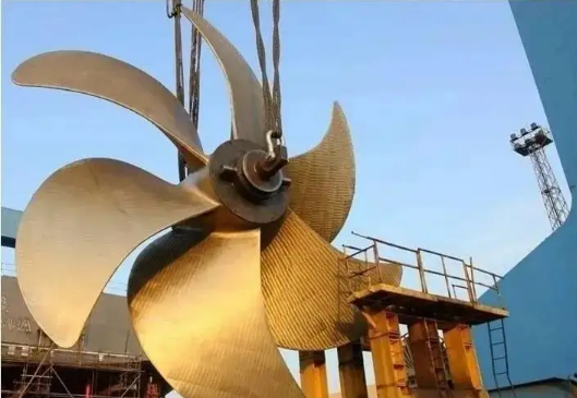我国大连船用推进器厂为丹麦奥登希船厂制造的超大集装箱船用螺旋桨
