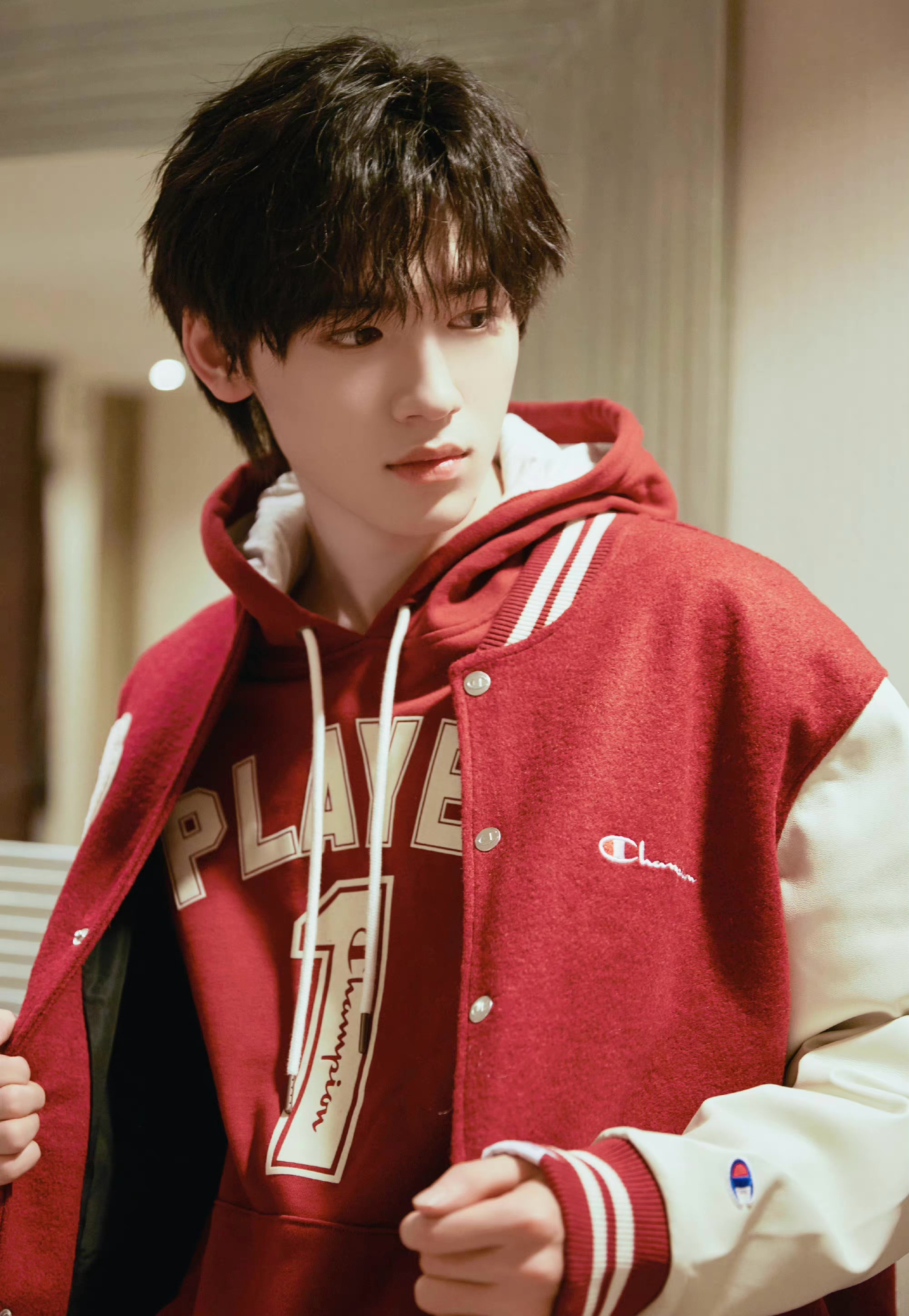 宋亚轩身着红色棒球服,运动风男孩活力满满,新的一年红红火火__财经