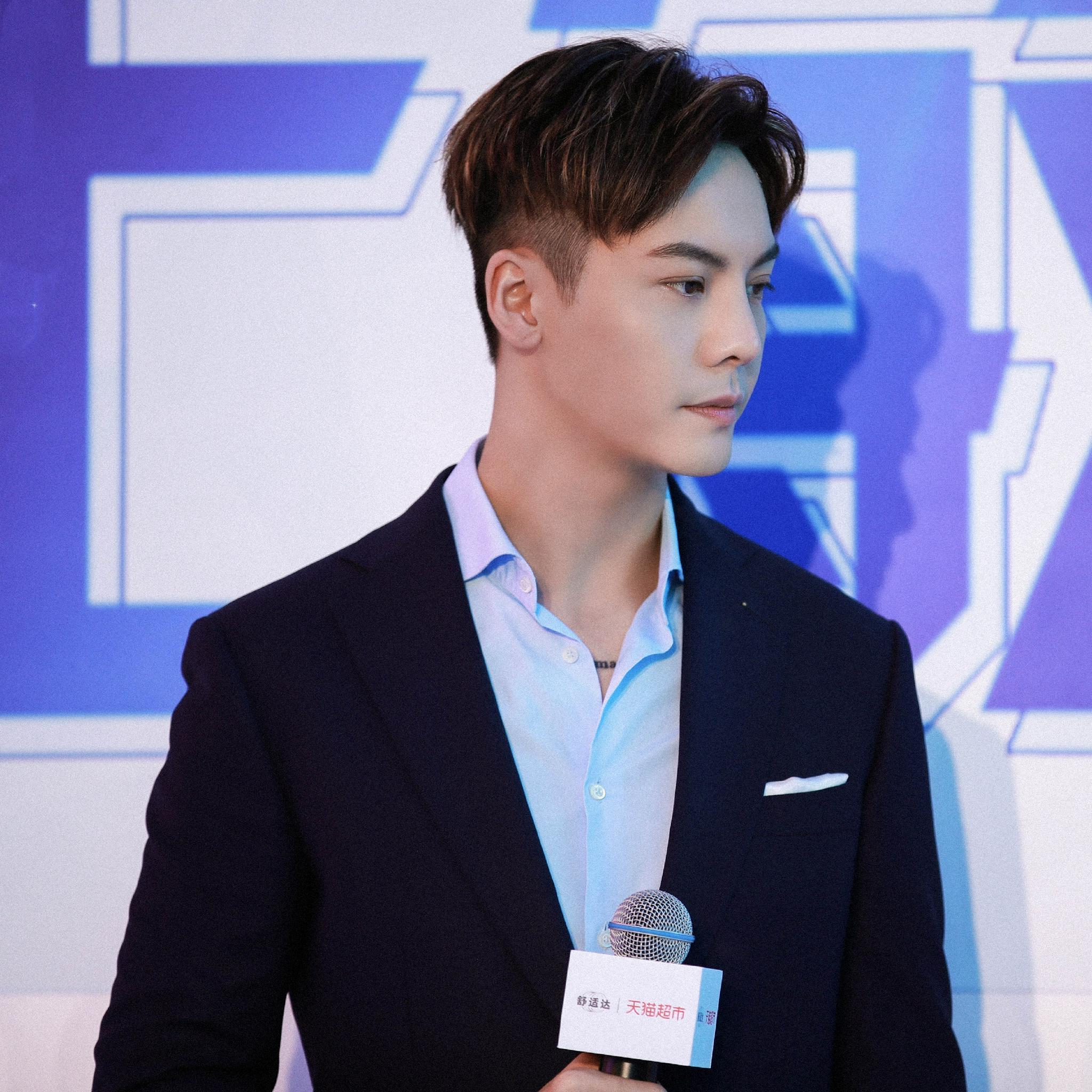 "自带霸总属性"的陈伟霆,活成所有理想男友的样子,穿西装真绝_高清