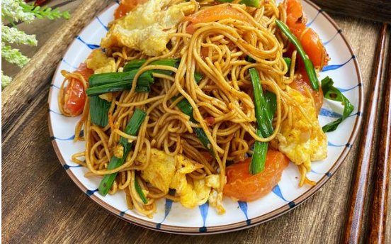 用挂面做炒面,不要煮过就炒,多加2步,不坨不粘锅,根根分明