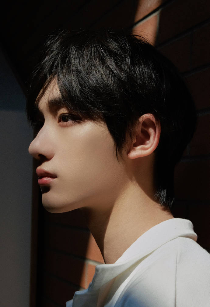 时代少年团丁程鑫晒侧颜照 秀优越下颚线清新俊逸2021-09-28 22:33:51
