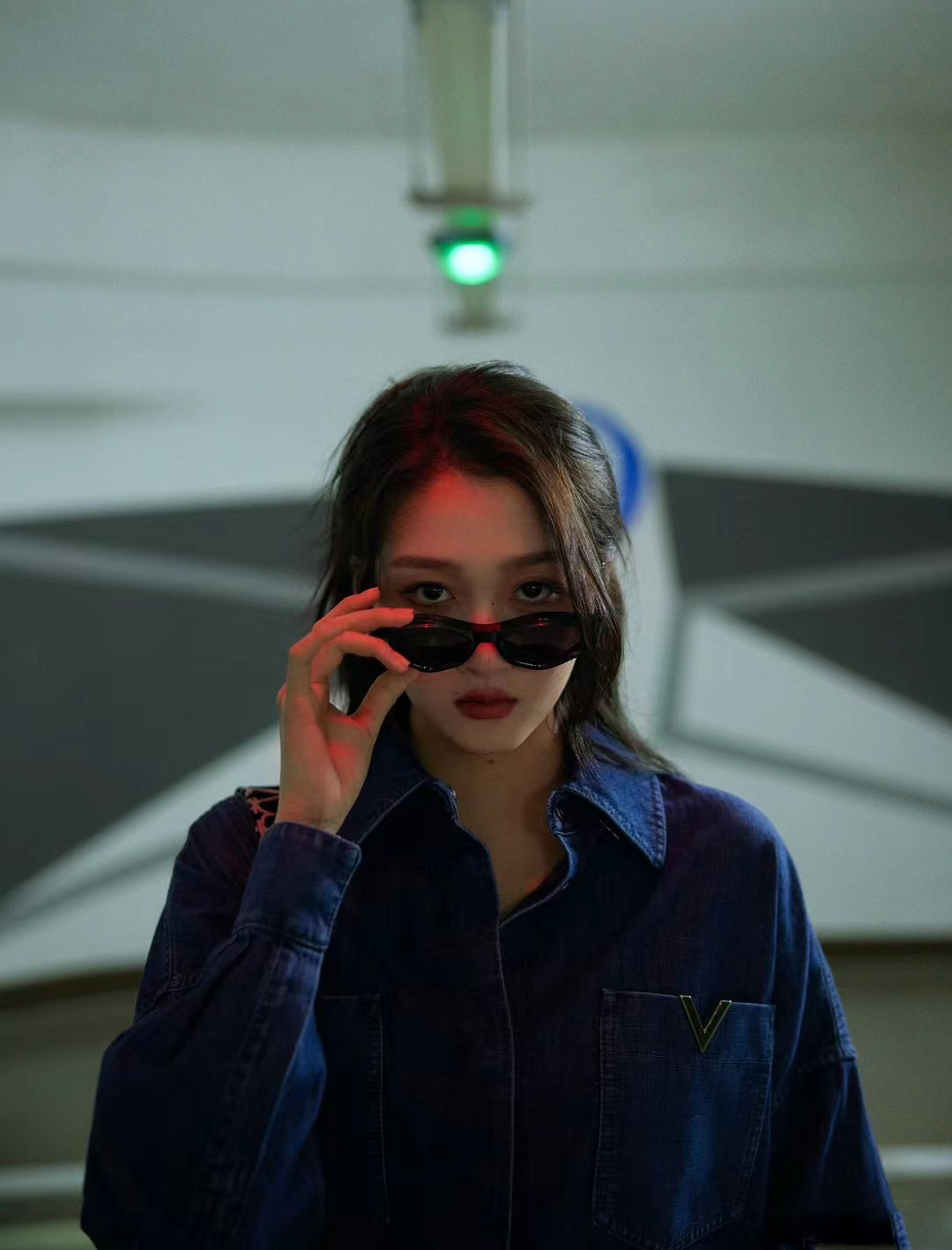 关晓彤出发巴黎时装周了一身valentino丹宁套装青春活力