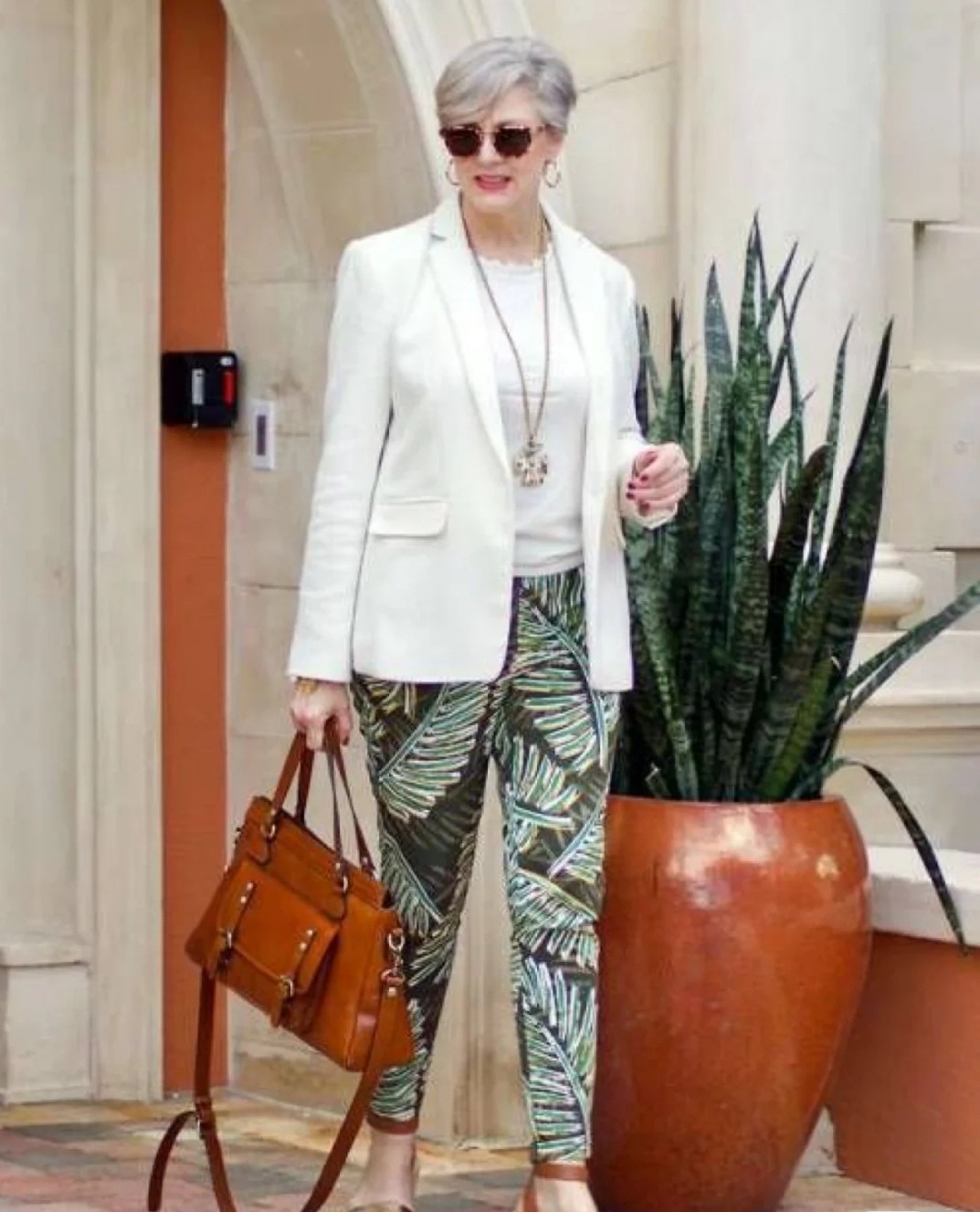 头发花白的外国胖大妈不服老精致高级养眼比年轻人还时髦