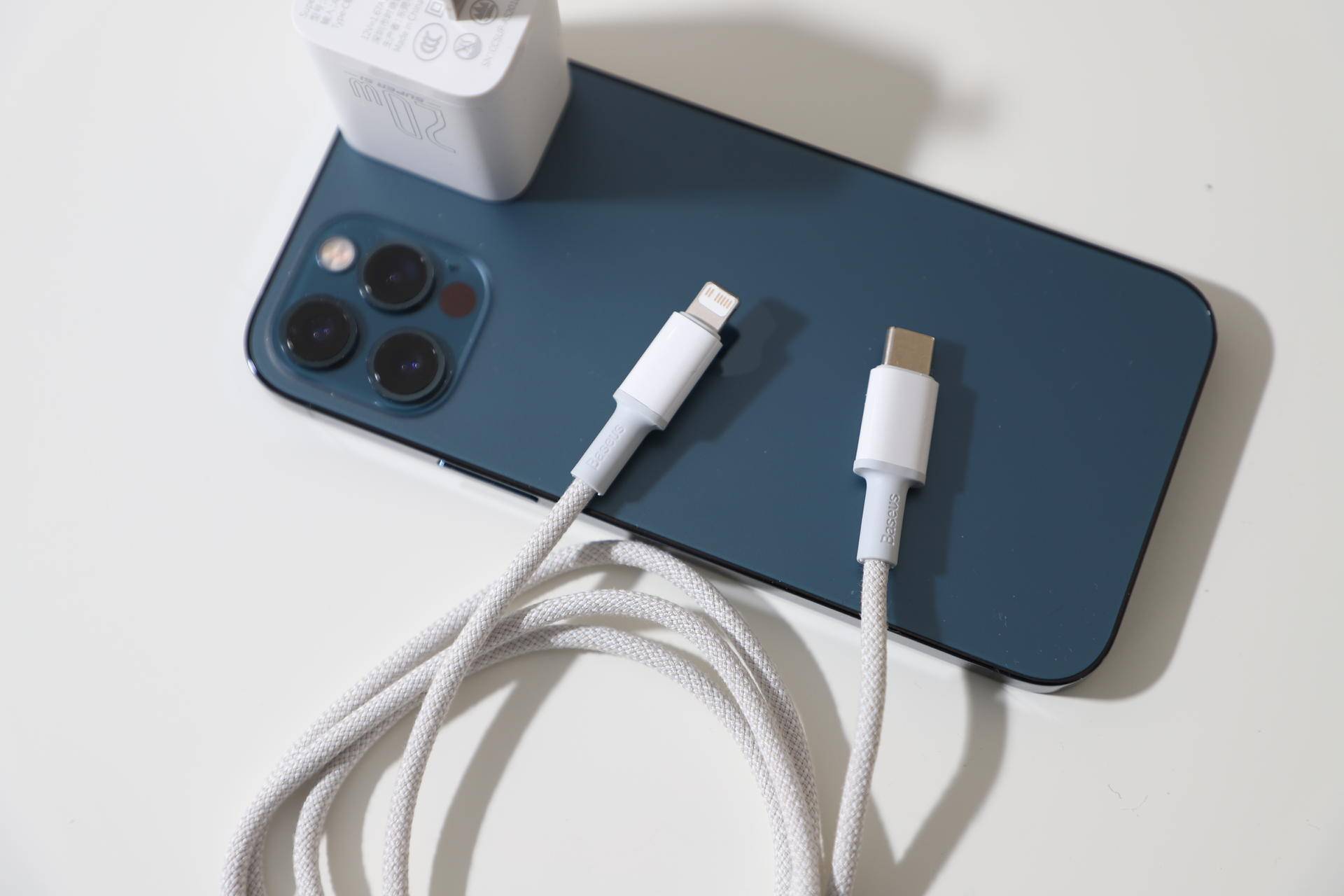 iphone 12不送,自费体验倍思超级硅20w充电头