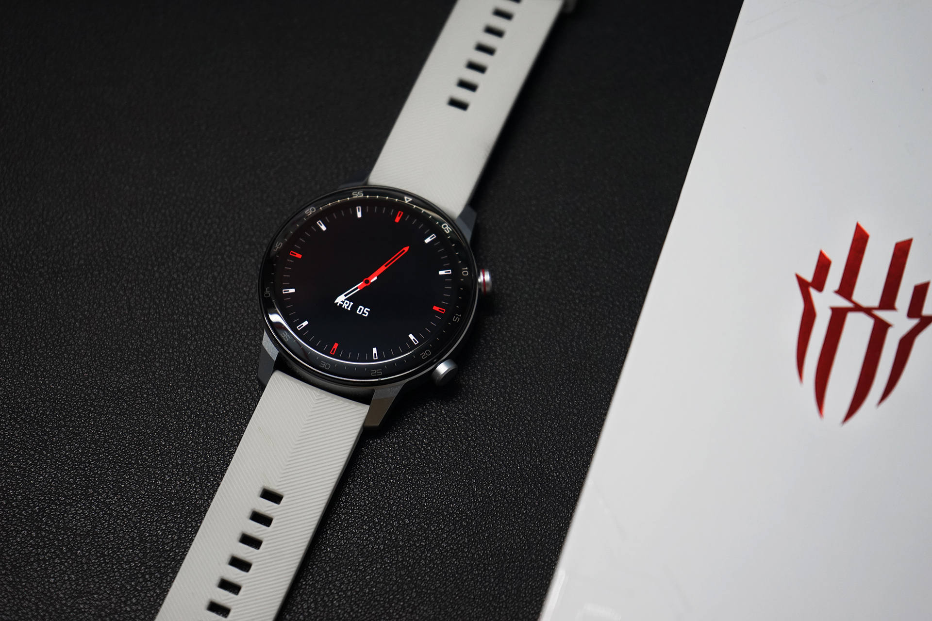 羽量级智能手表上线,努比亚红魔手表带来超轻薄,无感体验!__财经头条