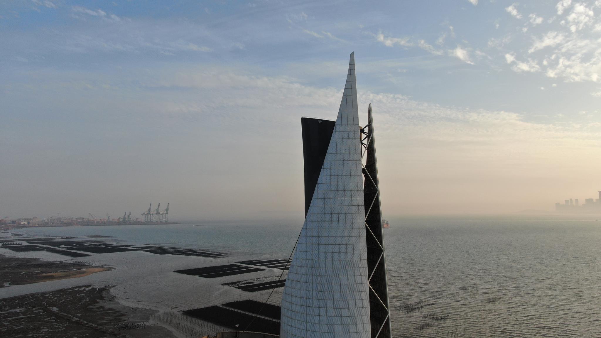 厦门翔安隧道的入海口,也是景色宜人的帆船公园,黄昏下很美