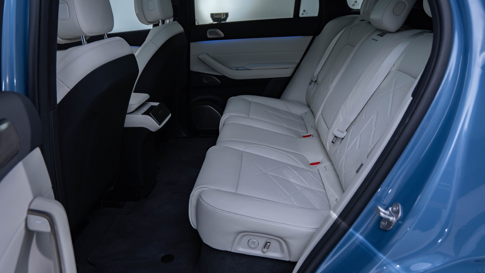 后排的体验上,我们再回顾一下轴距,es7 的轴距达到了 2,960 mm,比 es6