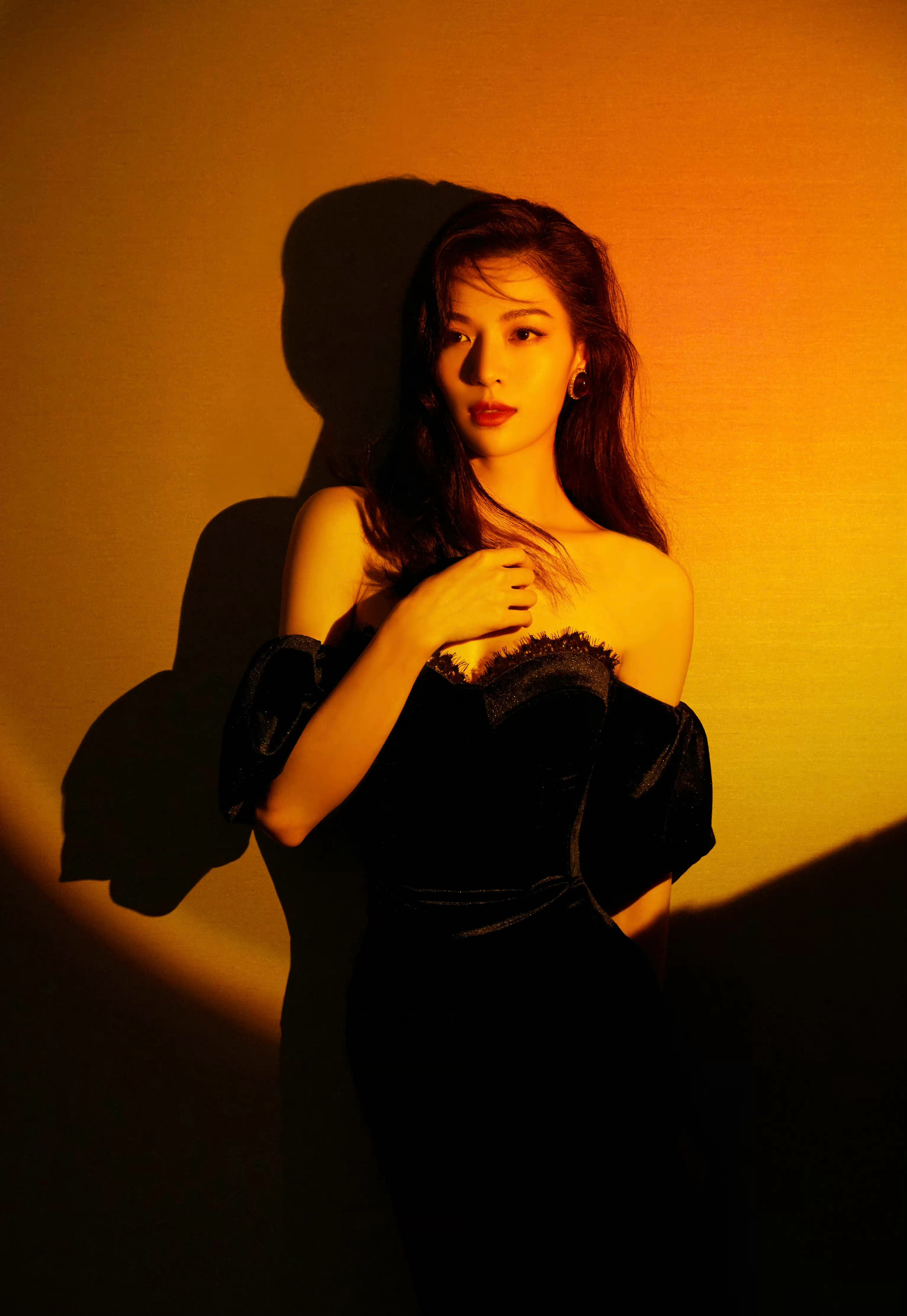 钟楚曦出席活动造型,身穿黑色抹胸鱼尾裙性感美艳,勾勒完美腰线