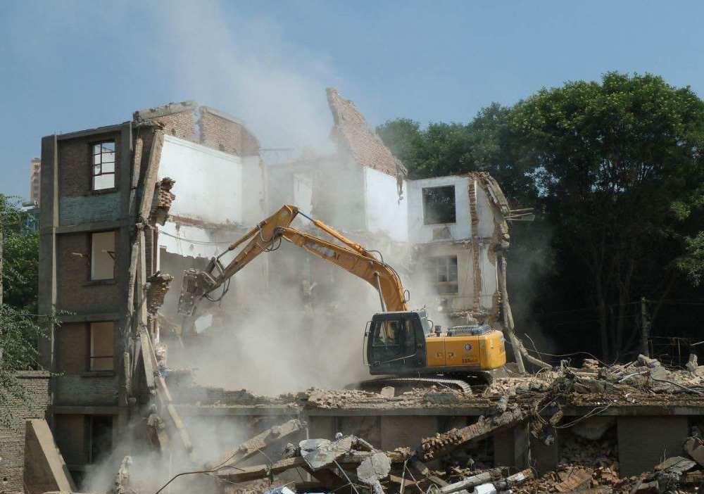 下来的工人一直是一些皮外伤,但是看到这种豆腐渣工程带来的影响时